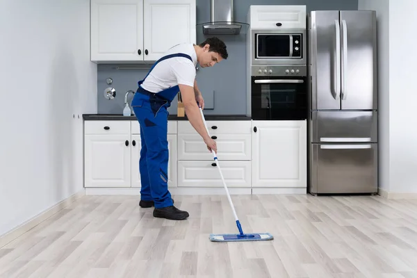 Homem Chão Limpeza Com Esfregão Cozinha Casa — Fotografia de Stock
