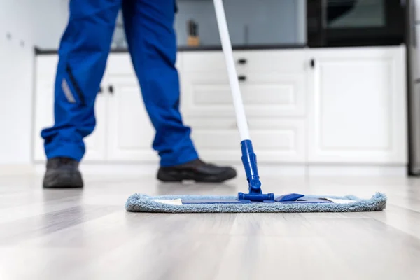 Låga Delen Person Torka Golvet Med Mopp Kök — Stockfoto