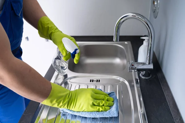 Close Man Hand Cleaning Stainless Steel Sink Cloth Kitchen — Stock Photo, Image