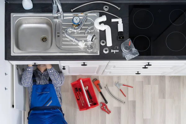 Trabalhador Que Jaz Assoalho Que Repara Dissipador Cozinha Com Chave — Fotografia de Stock