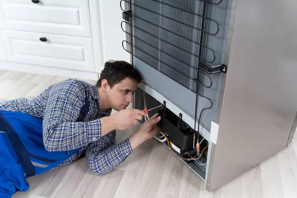 Reparasi Refrigerator Pekerja Pria Dengan Screwdriver Rumah — Stok Foto