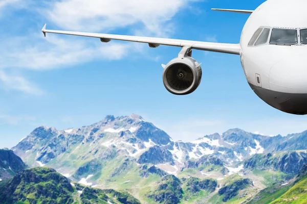 Hermosa Vista Del Avión Volando Cielo Despejado Contra Las Montañas —  Fotos de Stock