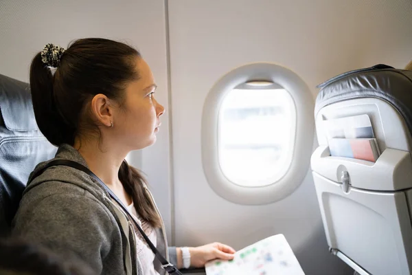 Jonge Vrouw Zittend Vliegtuig Kijkend Raam — Stockfoto