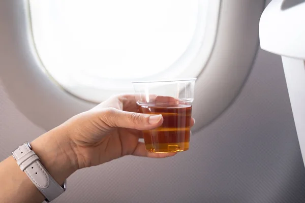Alcoholische Drank Vasthouden Voor Het Raam Het Vliegtuig — Stockfoto