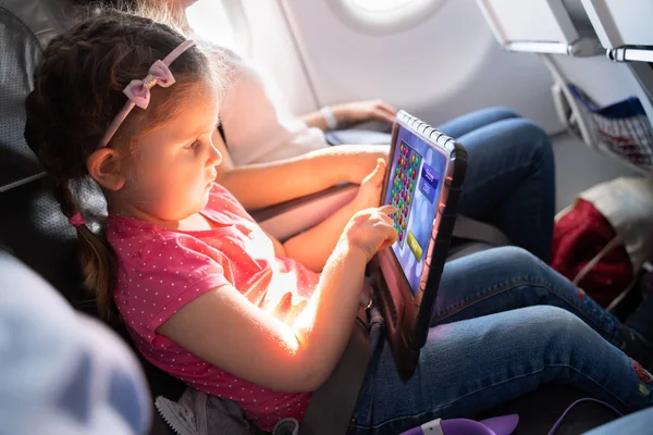 Schattig Klein Meisje Met Behulp Van Digitale Tablet Tijdens Het — Stockfoto