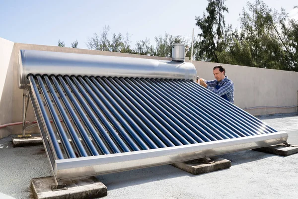 Erkek Tesisatçı Güneş Enerjisi Elektrik Kazanı Tamiri — Stok fotoğraf