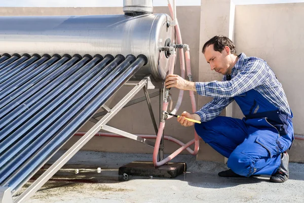 Man Rörmokare Reparera Solenergi Elektrisk Panna — Stockfoto