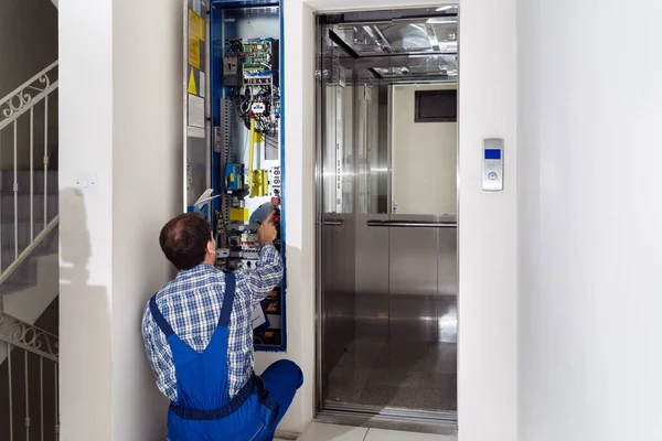 Технический Ремонтный Пульт Сломанного Лифта — стоковое фото