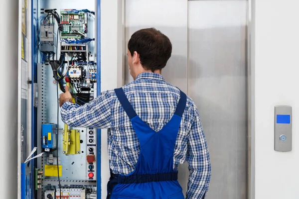 Technik Naprawa Panelu Sterowania Uszkodzonej Windy — Zdjęcie stockowe