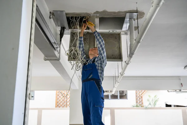 Männlicher Elektriker Auf Leiter Installiert Licht Flur — Stockfoto