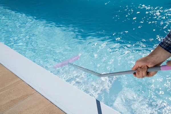 Male Worker Uniform Cleaning Swimming Pool — Stock Photo, Image