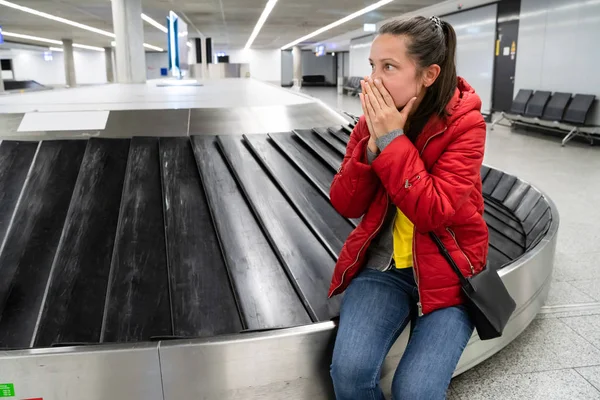 Femme Bouleversée Perdu Des Bagages Tout Voyageant Avion — Photo