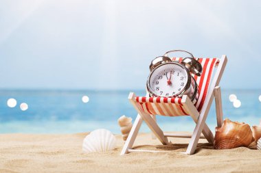 Güvertedeki Alarm Saati Güneşli Tropikal Plajda
