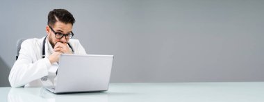 Üzgün Genç Doktor Klinikte Oturuyor