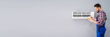 Bir yetişkin erkek teknisyen test ile Klima Dijital multimetre portresi