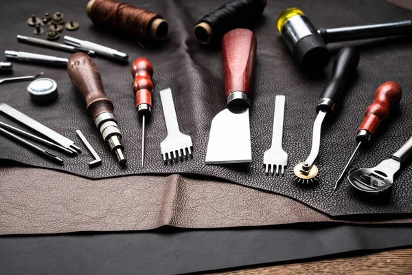 Läderhantverksverktyg Skrivbordet Skräddarsydd Verkstad — Stockfoto