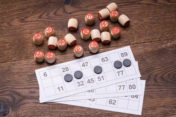 Lottospiel Mit Karten Und Fässern Auf Dem Tisch — Stockfoto