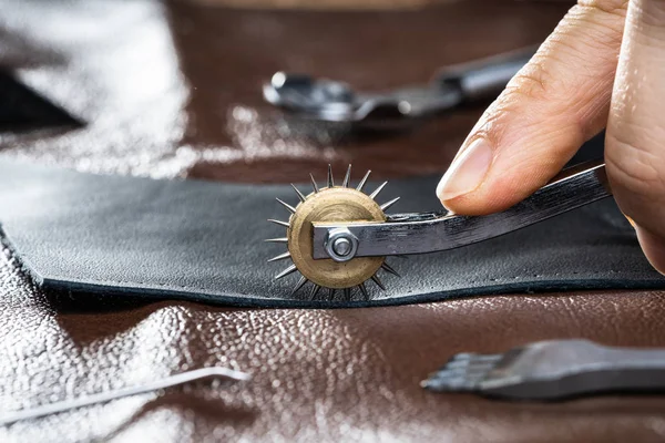 Ayakkabı Tamircisi Deri Ceketle Çalışıyor Deri Sanatsal Araçlar — Stok fotoğraf