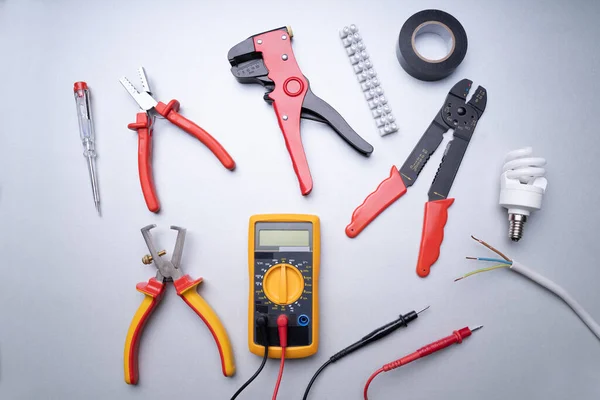 Verschiedene Elektriker Werkzeuge Auf Grauem Hintergrund — Stockfoto