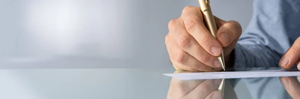 Uma Mão Masculina Preenchendo Valor Cheque — Fotografia de Stock