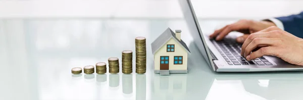 Person Using Laptop House Stack Coins Table — Stock Photo, Image