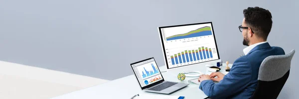 Business Analyst Mann Arbeitet Computer Büro — Stockfoto