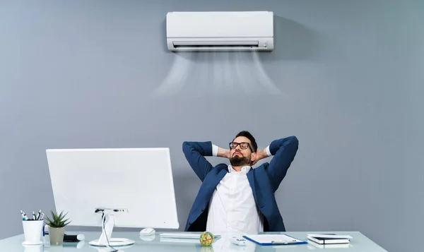 Empresario Relajado Disfrutando Del Enfriamiento Del Aire Acondicionado Oficina —  Fotos de Stock