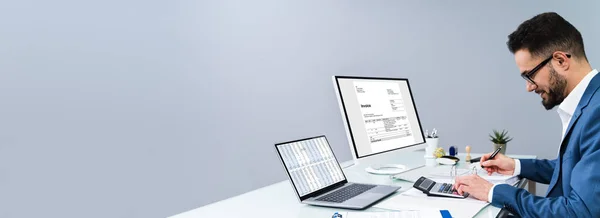 Accountant Factuur Maken Computer Bij Balie — Stockfoto