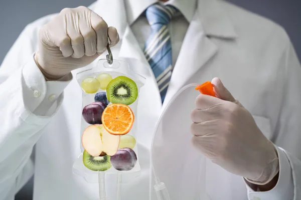 Homme Médecin Tenant Sac Salin Avec Des Tranches Fruits Intérieur — Photo