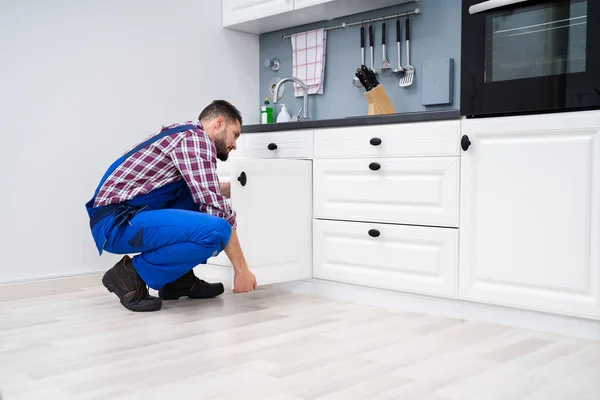 Joven Handyman Fijar Puerta Del Fregadero Cocina —  Fotos de Stock