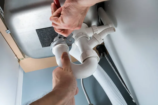 Close Van Mannelijke Loodgieter Fixing Sink Keuken — Stockfoto