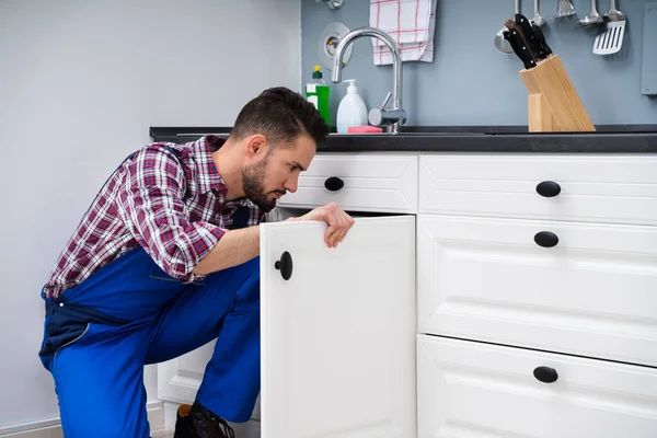 Young Handyman Fixing Sink Door Kitchen — Stock Photo, Image