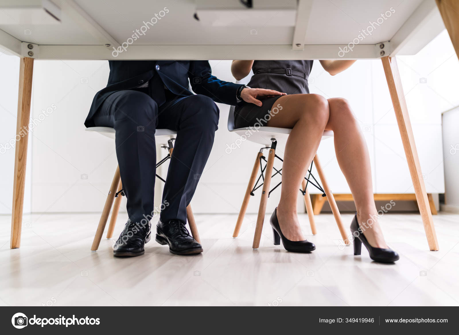 Под столом у отца. Ноги под столом. Человек под столом. Под столом. Дети под столом.