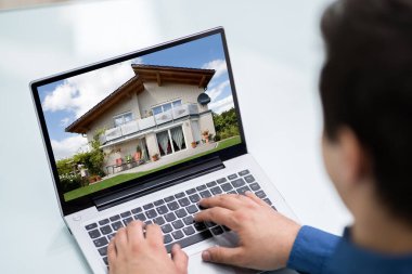 Evde Laptop Yeni Ev Seçme Man