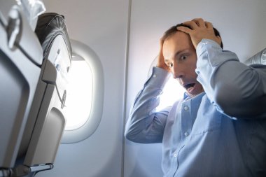 Genç Adam Uçakta Endişe Saldırısı Geçiriyor