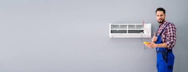 Havalandırma Kliması Yakınındaki Mutlu Erkek Teknisyen Hareketi