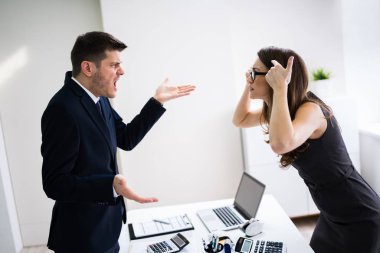 yan görünümü Office masada kavga iş adamları
