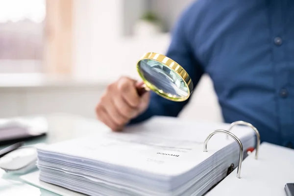 Uomo Affari Guardando Documento Attraverso Lente Ingrandimento — Foto Stock