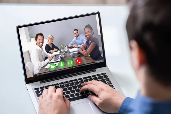 Persona Negocios Videoconferencia Con Colegas Ordenador Portátil — Foto de Stock