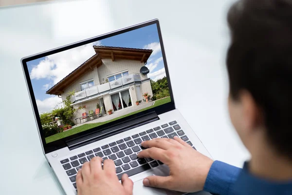 Man Selecteren Van Nieuw Huis Laptop Thuis — Stockfoto
