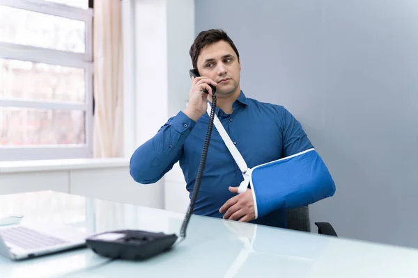 Empresario Discapacitado Que Trabaja Oficina Llamando Por Teléfono — Foto de Stock