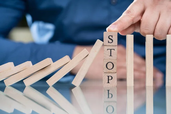 Der Finger Des Geschäftsmannes Stoppt Den Domino Effekt Indem Den — Stockfoto