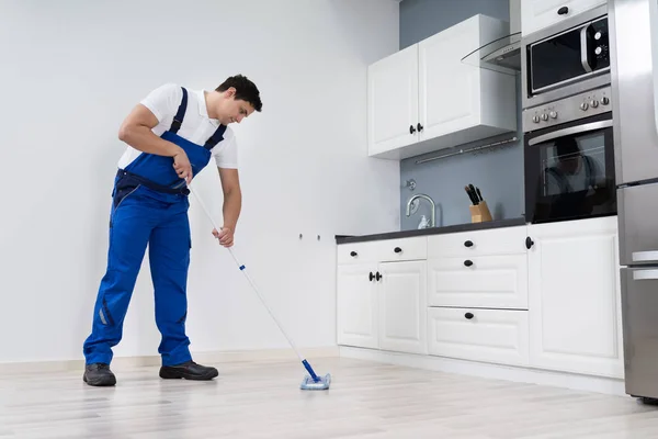 Mann Putzt Fußboden Mit Mopp Küche Hause — Stockfoto