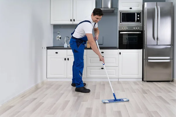 Hombre Piso Limpieza Con Fregona Cocina Casa — Foto de Stock