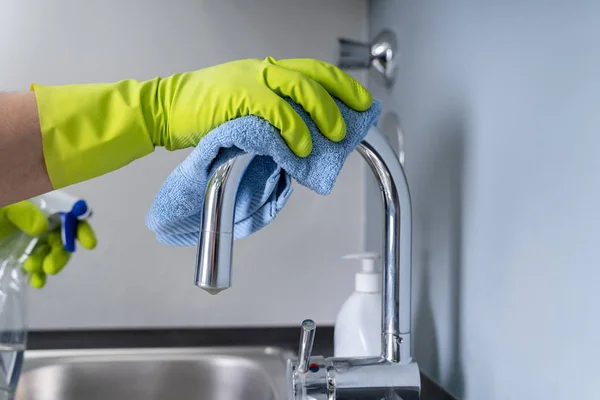 Joven Limpiando Grifo Acero Cocina — Foto de Stock