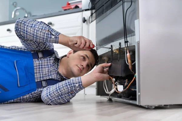Hombre Trabajador Reparación Refrigerador Con Destornillador Casa —  Fotos de Stock