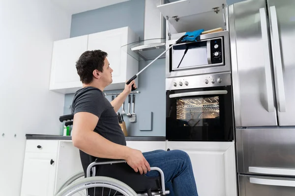 Gehandicapte Man Met Behulp Van Grijper Gereedschap Pannenlappen Keuken Grijpen — Stockfoto