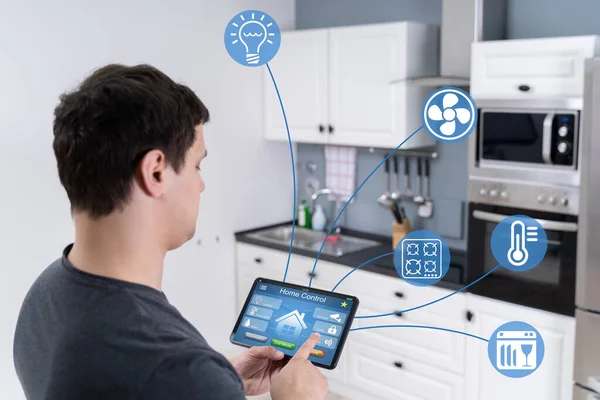 Close Van Iemands Hand Met Behulp Van Smart Home Toepassing — Stockfoto