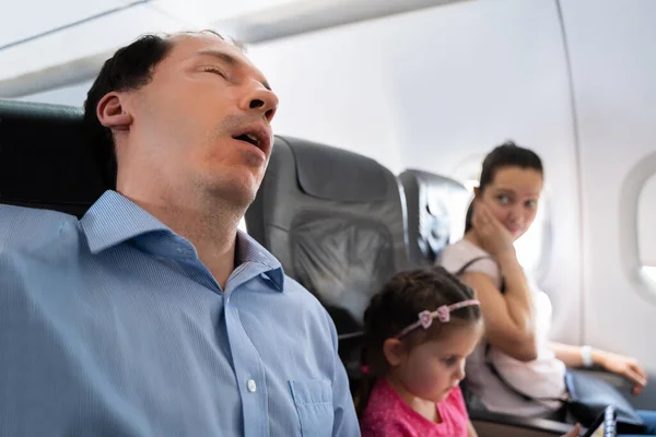 Vervreesde Vrouw Kijkt Naar Haar Man Snurkend Luid Terwijl Slaapt — Stockfoto