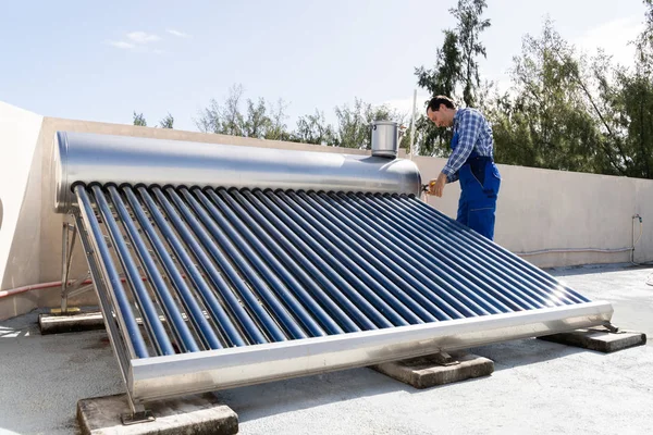 Masculino Encanador Reparação Solar Energia Caldeira Elétrica — Fotografia de Stock